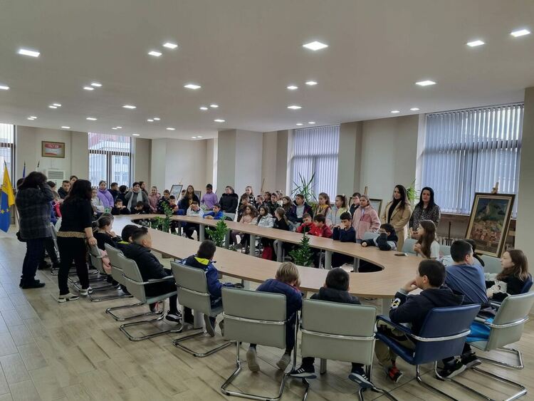 Четвъртокласници от Асеновград посетиха общинската администрация в градa