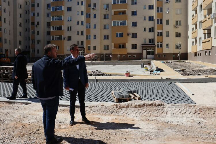 На 70% е облагородено междублоково пространство край бул. „Васил Левски“ 