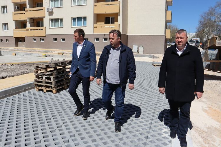 На 70% е облагородено междублоково пространство край бул. „Васил Левски“ 