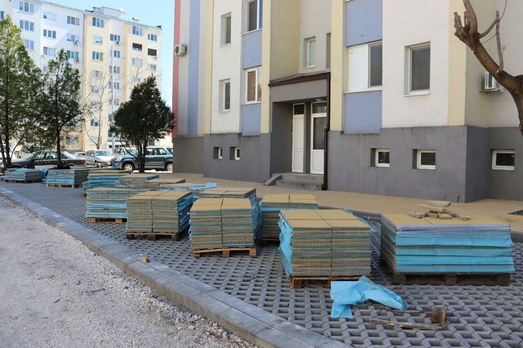 На 70% е облагородено междублоково пространство край бул. „Васил Левски“ 