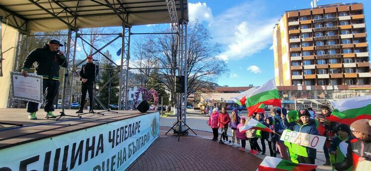 С чек от 1000 лева и много любов на официално тържество, Чепеларе посрещна Петър Гергьовски