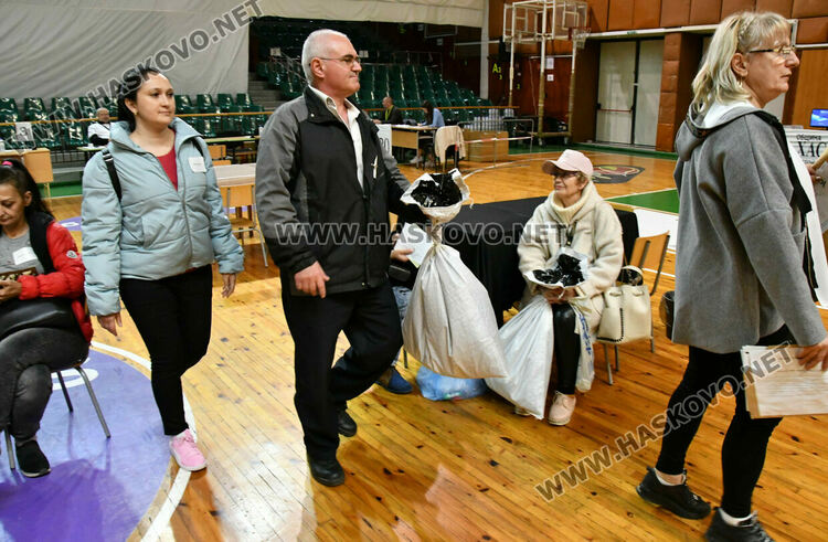 Двете подвижни секции и Психодиспансера първи предадоха бюлетините в Хасково