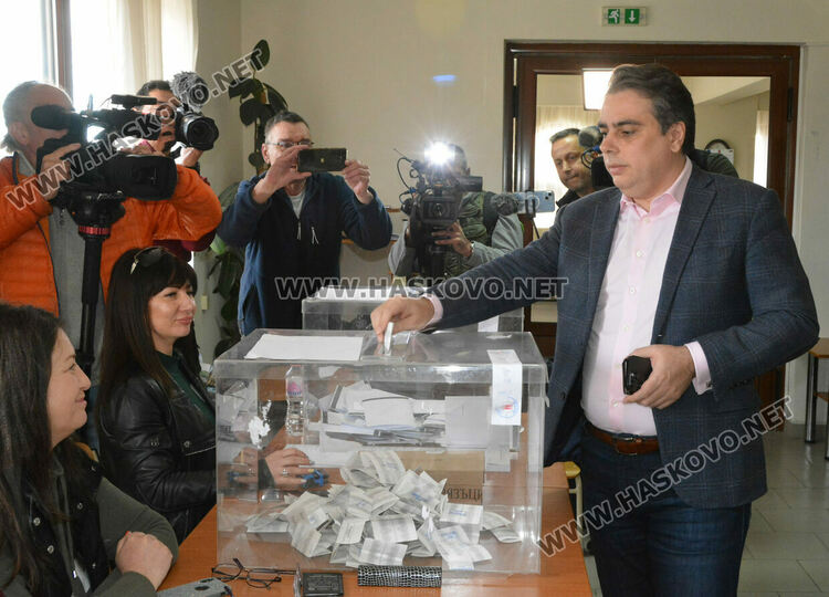 Асен Василев успя да гласува на третия път с машина в Хасково