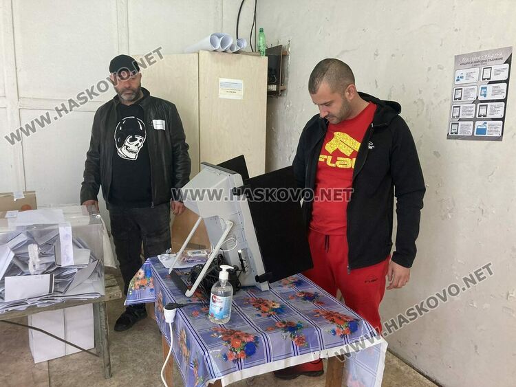 В секция в Хасковско сложиха кашон заради изгубена урна