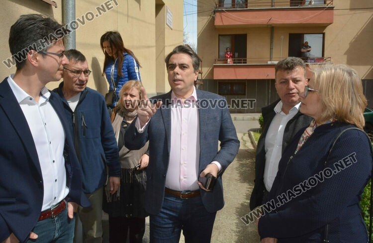 Асен Василев успя да гласува на третия път с машина в Хасково