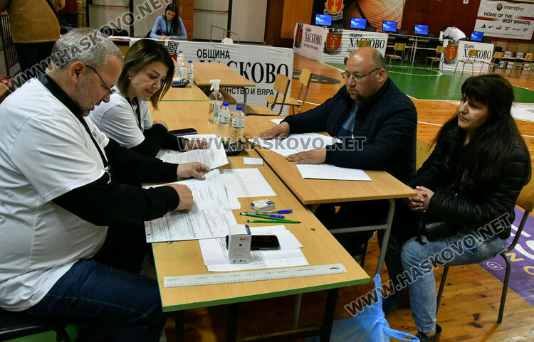 Двете подвижни секции и Психодиспансера първи предадоха бюлетините в Хасково