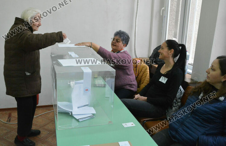 9 машини за гласуване не сработиха на старта на изборния ден в Хасковско