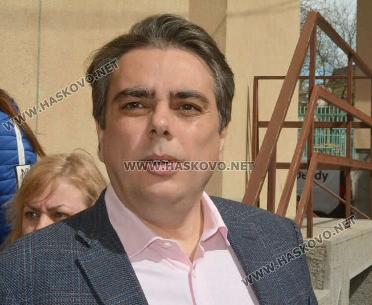 Асен Василев успя да гласува на третия път с машина в Хасково