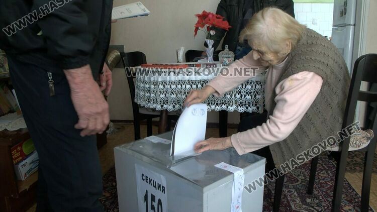 90-годишна хасковлийка не пропуска да гласува, макар и в подвижна урна 