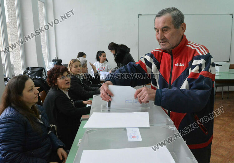 9 машини за гласуване не сработиха на старта на изборния ден в Хасковско