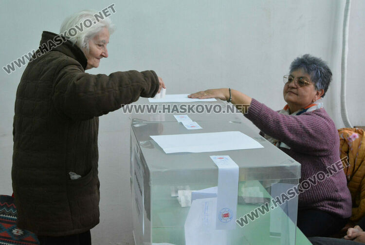 9 машини за гласуване не сработиха на старта на изборния ден в Хасковско