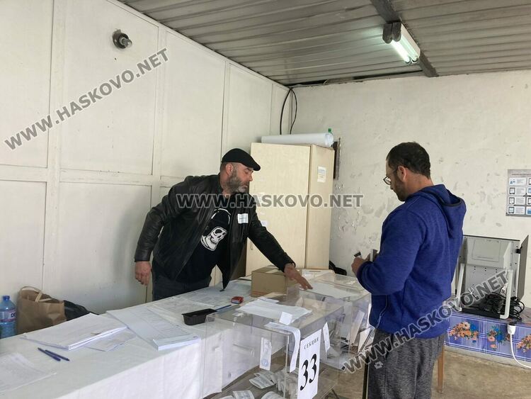 В секция в Хасковско сложиха кашон заради изгубена урна