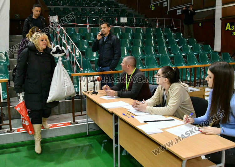 Двете подвижни секции и Психодиспансера първи предадоха бюлетините в Хасково