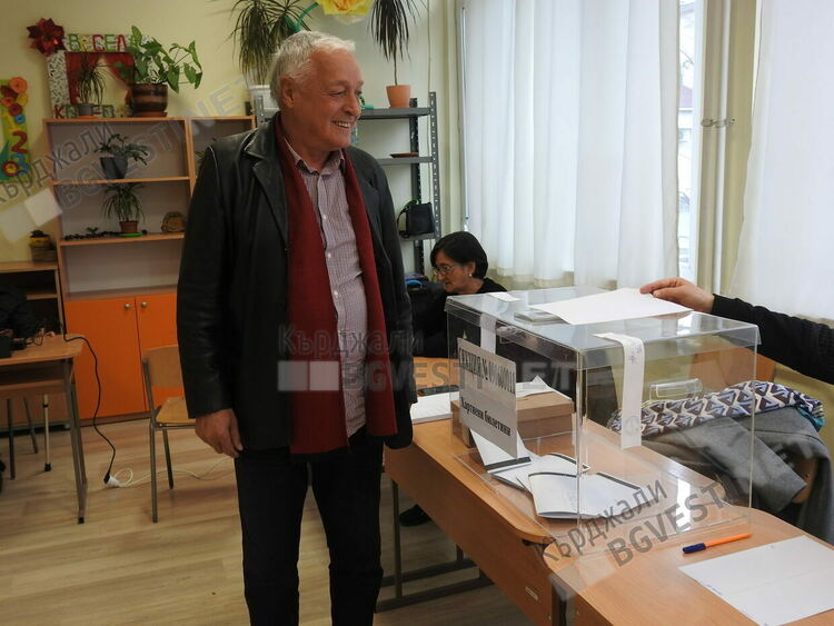   Най-висока избирателна активност е регистрирана в Крумовград, най-ниска в Кирково към 11 часа