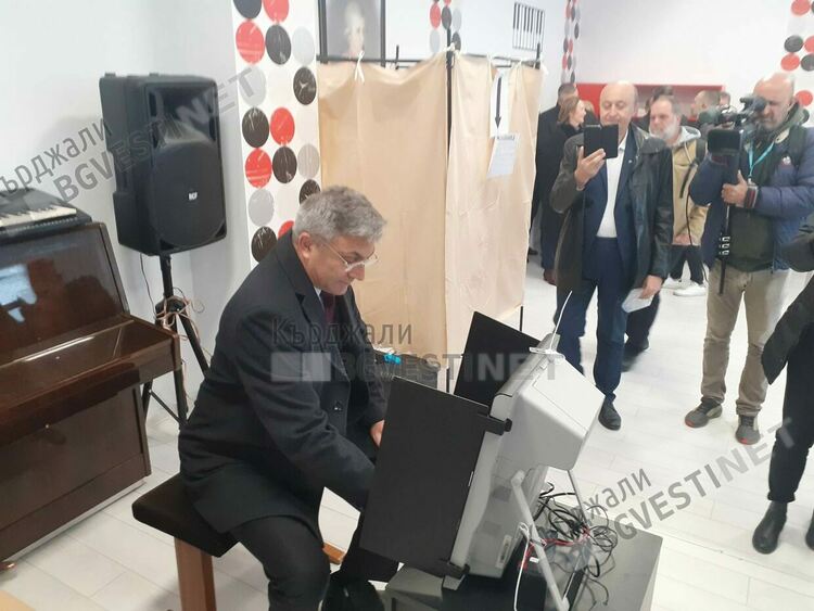 Карадайъ гласува с машина, приканя за по висока активност и с хартиена бюлетина