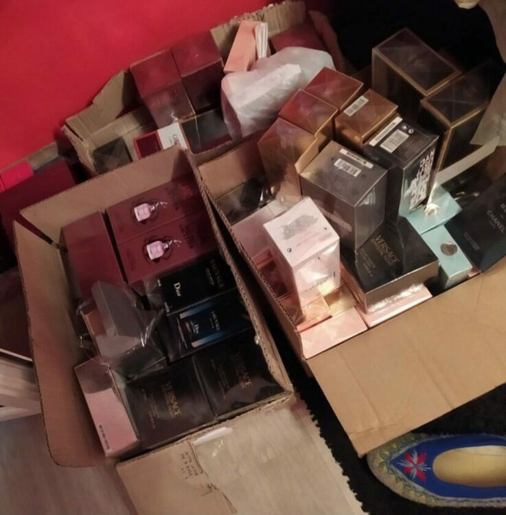 Хванаха молдовец да продава фалшиви парфюми от кола