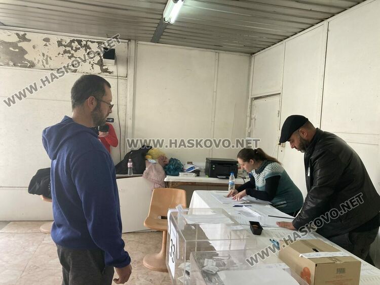 В секция в Хасковско сложиха кашон заради изгубена урна