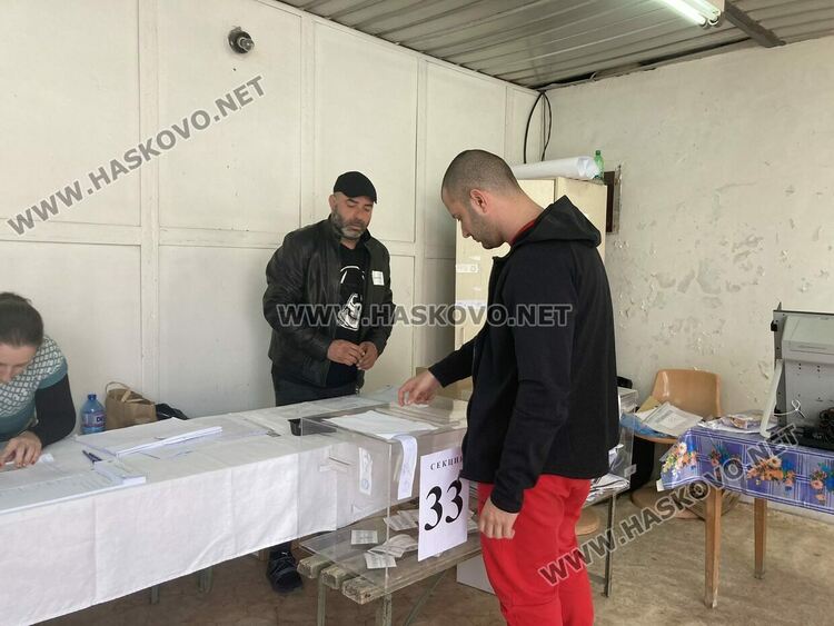 В секция в Хасковско сложиха кашон заради изгубена урна