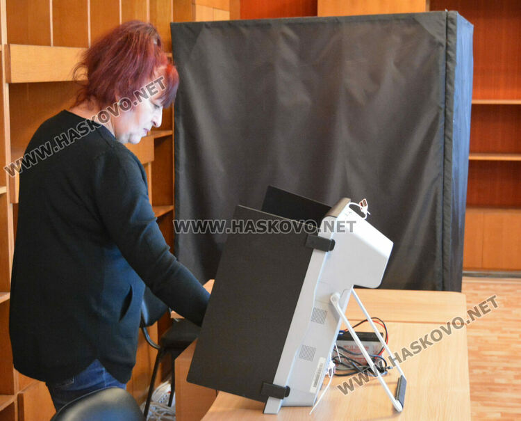 9 машини за гласуване не сработиха на старта на изборния ден в Хасковско