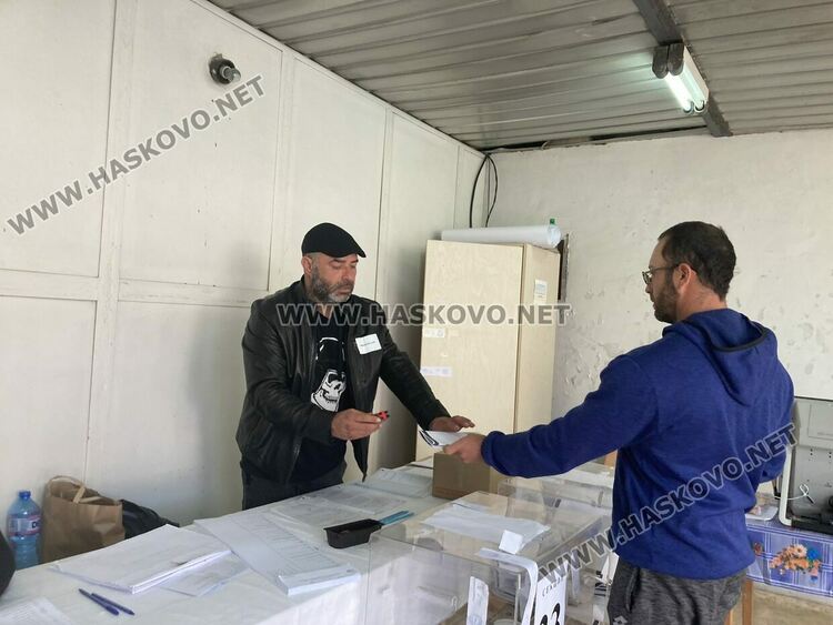 В секция в Хасковско сложиха кашон заради изгубена урна