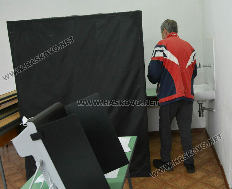 9 машини за гласуване не сработиха на старта на изборния ден в Хасковско