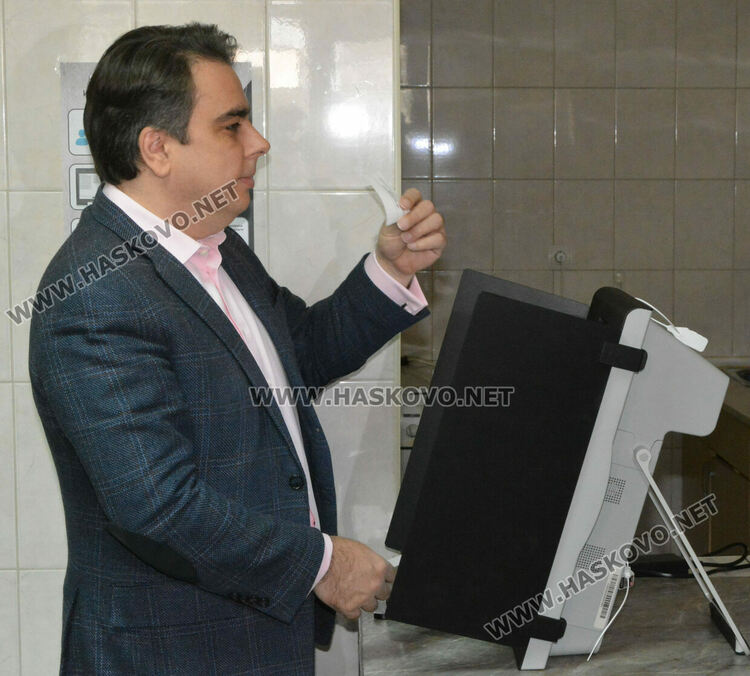 Асен Василев успя да гласува на третия път с машина в Хасково