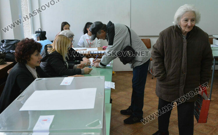 9 машини за гласуване не сработиха на старта на изборния ден в Хасковско
