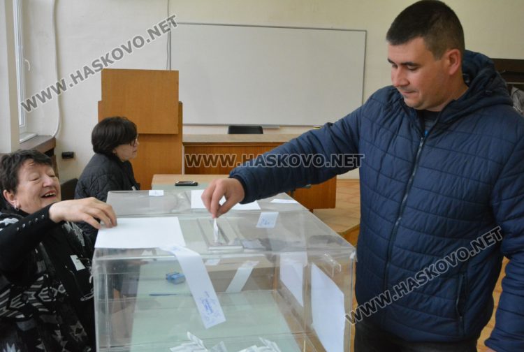 9 машини за гласуване не сработиха на старта на изборния ден в Хасковско