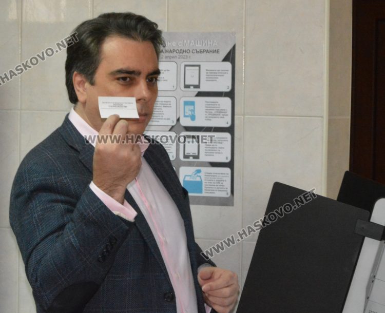 Асен Василев успя да гласува на третия път с машина в Хасково