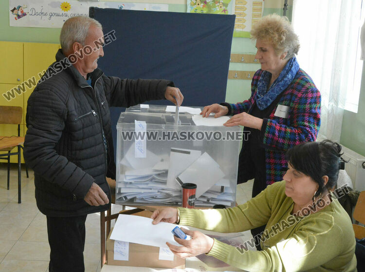 В „Република“ гласуват предимно с хартиена бюлетина, искат мир и хубав живот