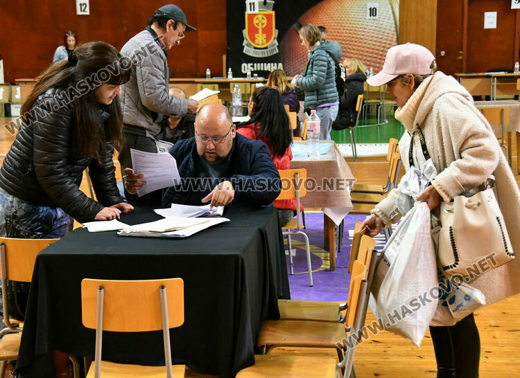 Двете подвижни секции и Психодиспансера първи предадоха бюлетините в Хасково