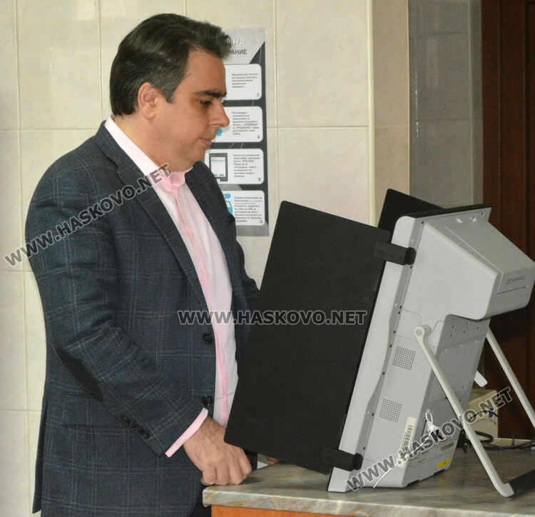 Асен Василев успя да гласува на третия път с машина в Хасково