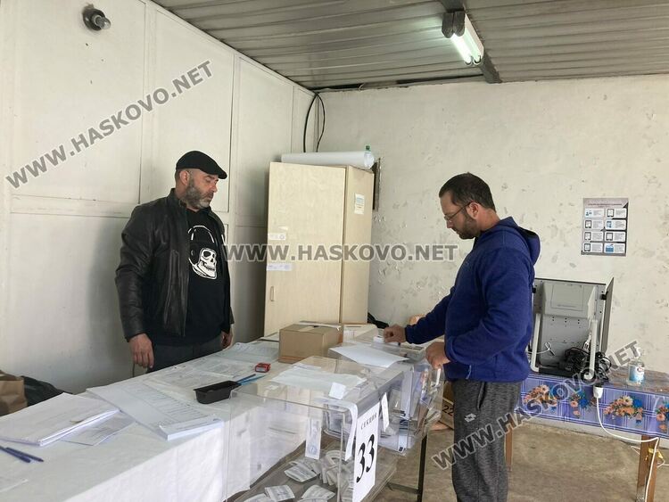 В секция в Хасковско сложиха кашон заради изгубена урна