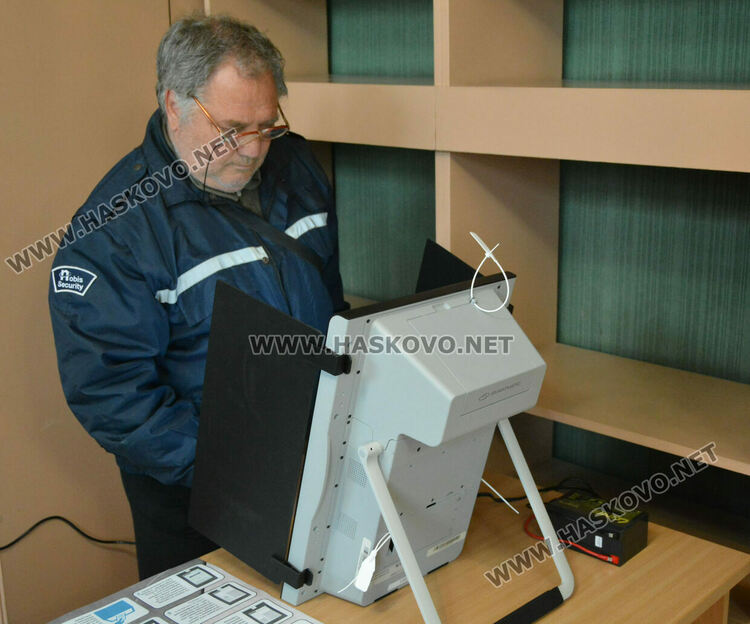 9 машини за гласуване не сработиха на старта на изборния ден в Хасковско