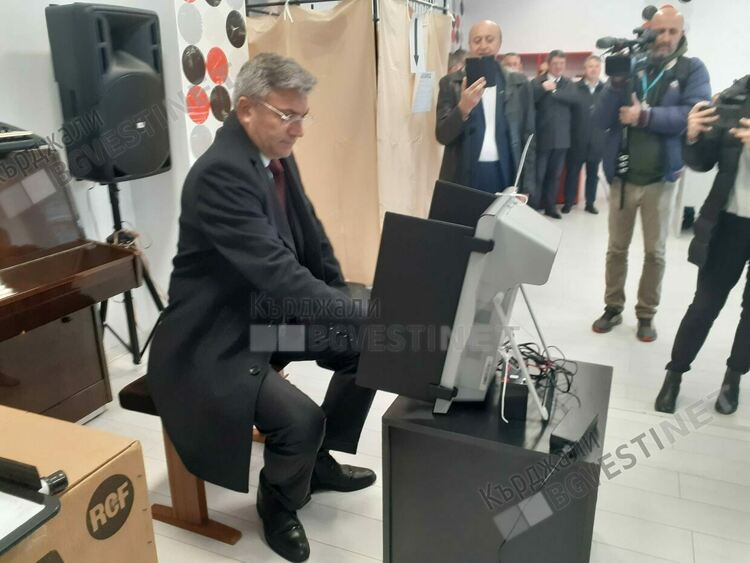 Карадайъ гласува с машина, приканя за по висока активност и с хартиена бюлетина