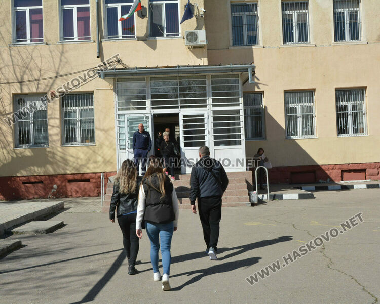 В „Република“ гласуват предимно с хартиена бюлетина, искат мир и хубав живот