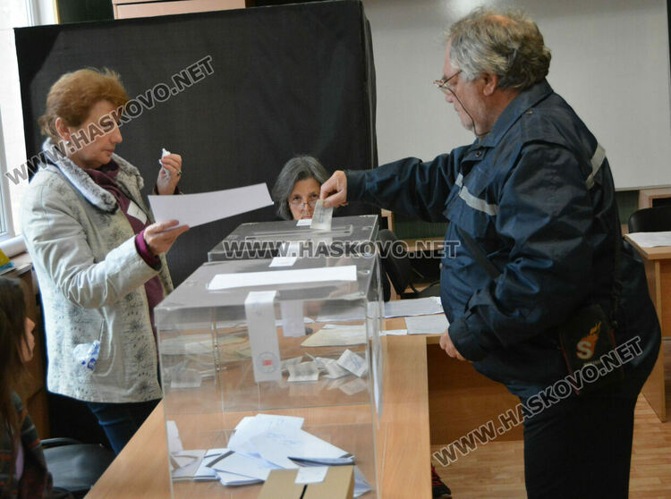9 машини за гласуване не сработиха на старта на изборния ден в Хасковско