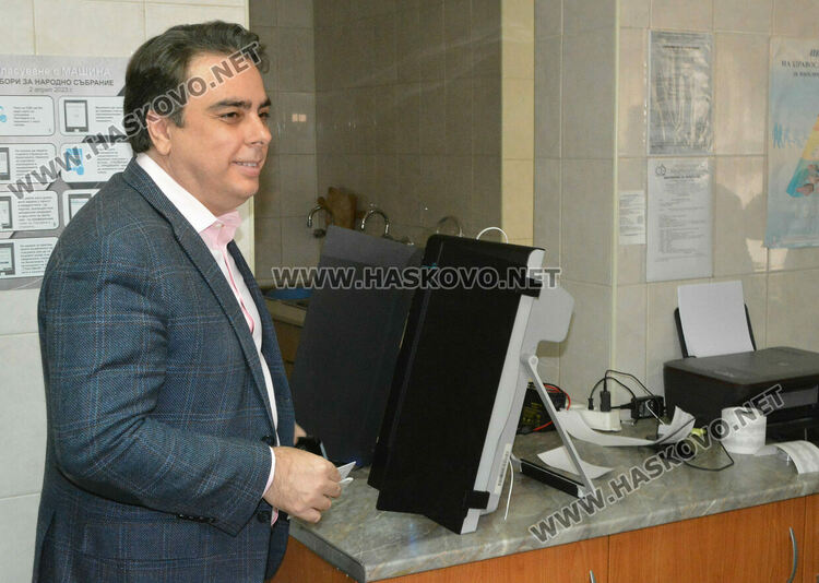 Асен Василев успя да гласува на третия път с машина в Хасково