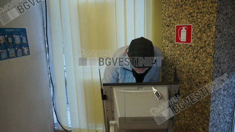 За проблеми с машините в началото на изборния ден съобщават секционни комисии в областта