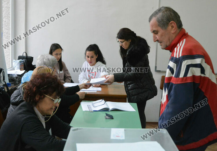 9 машини за гласуване не сработиха на старта на изборния ден в Хасковско