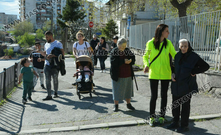 В „Република“ гласуват предимно с хартиена бюлетина, искат мир и хубав живот