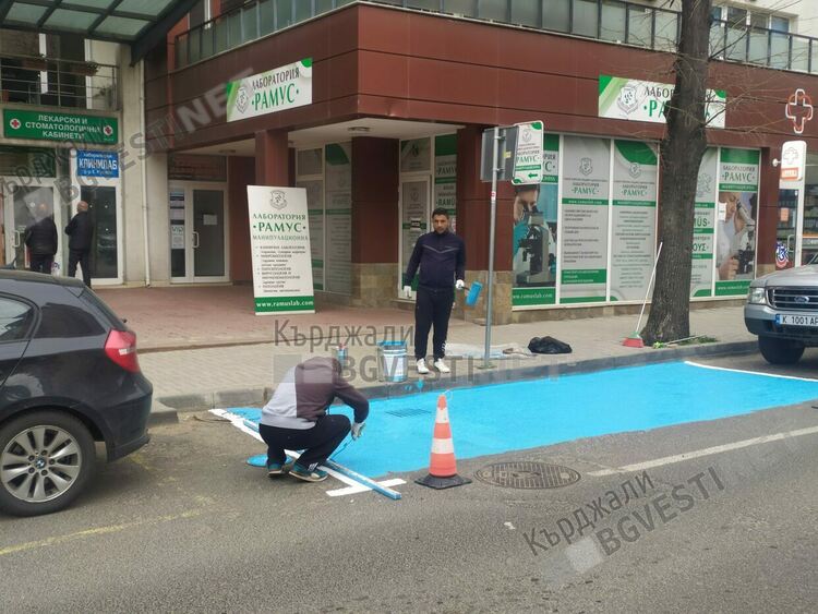 Маркираха по стандарт паркоместата за инвалиди в Синята зона