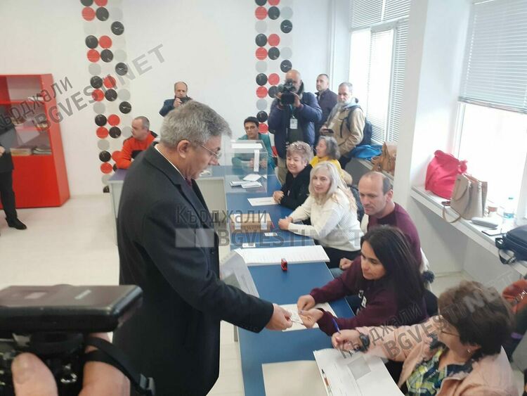 Карадайъ гласува с машина, приканя за по висока активност и с хартиена бюлетина