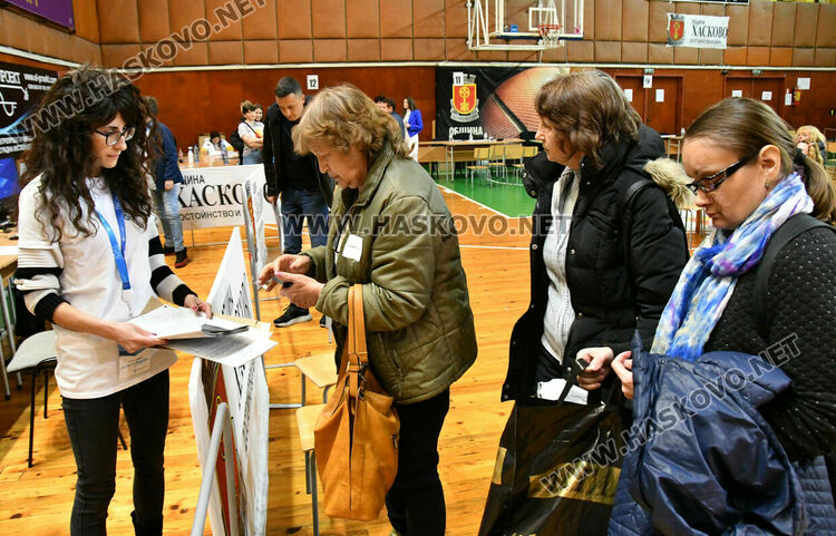 Двете подвижни секции и Психодиспансера първи предадоха бюлетините в Хасково