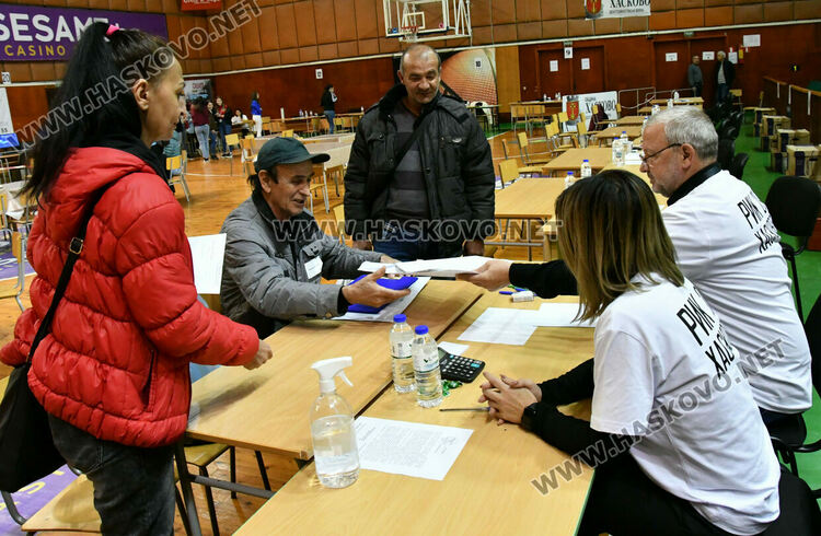 Двете подвижни секции и Психодиспансера първи предадоха бюлетините в Хасково