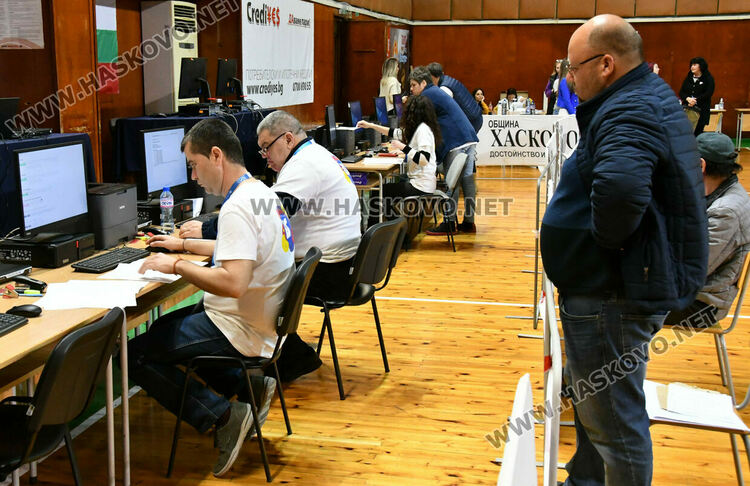 Двете подвижни секции и Психодиспансера първи предадоха бюлетините в Хасково