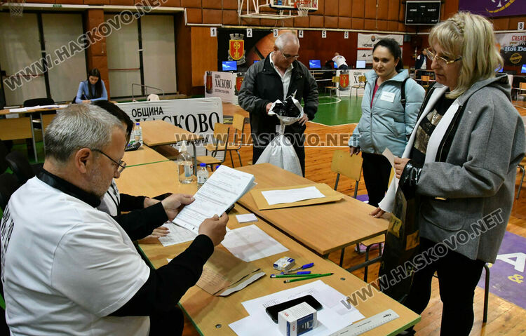 Двете подвижни секции и Психодиспансера първи предадоха бюлетините в Хасково