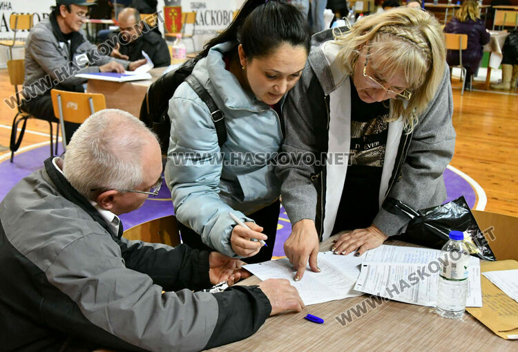 Двете подвижни секции и Психодиспансера първи предадоха бюлетините в Хасково
