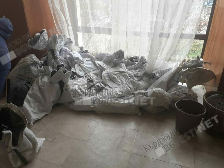 Безпрецедентно! Председатели на СИК от 9 МИР все още предават изборните книжа на РИК