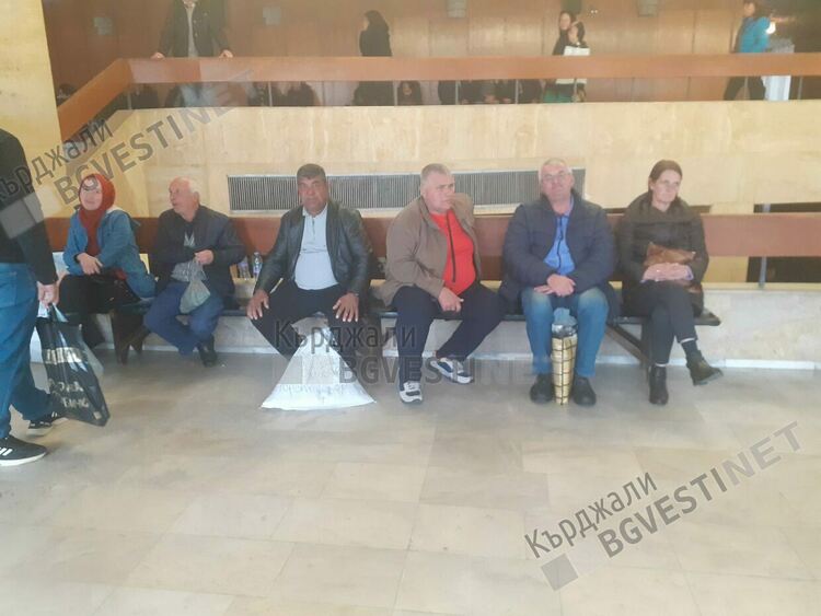 Безпрецедентно! Председатели на СИК от 9 МИР все още предават изборните книжа на РИК